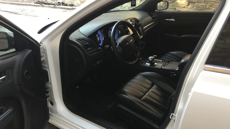Chrysler 300C Chrysler 300S AWD 5