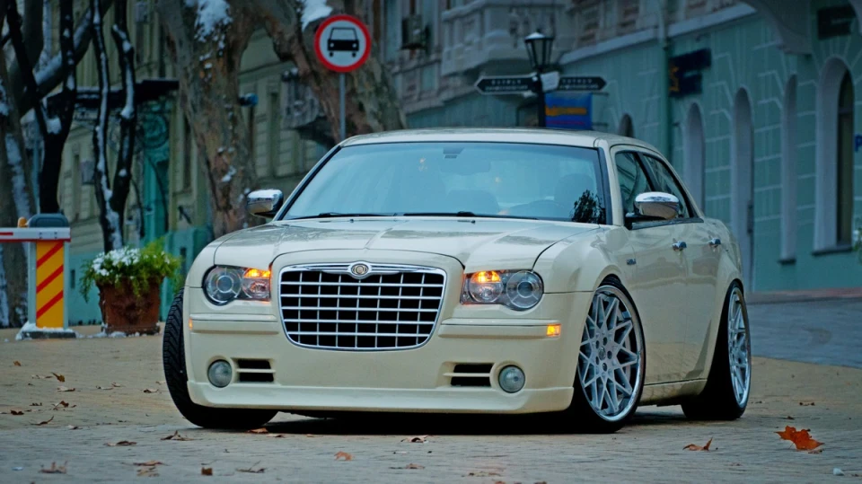 Chrysler 300C HEMI Metal 2