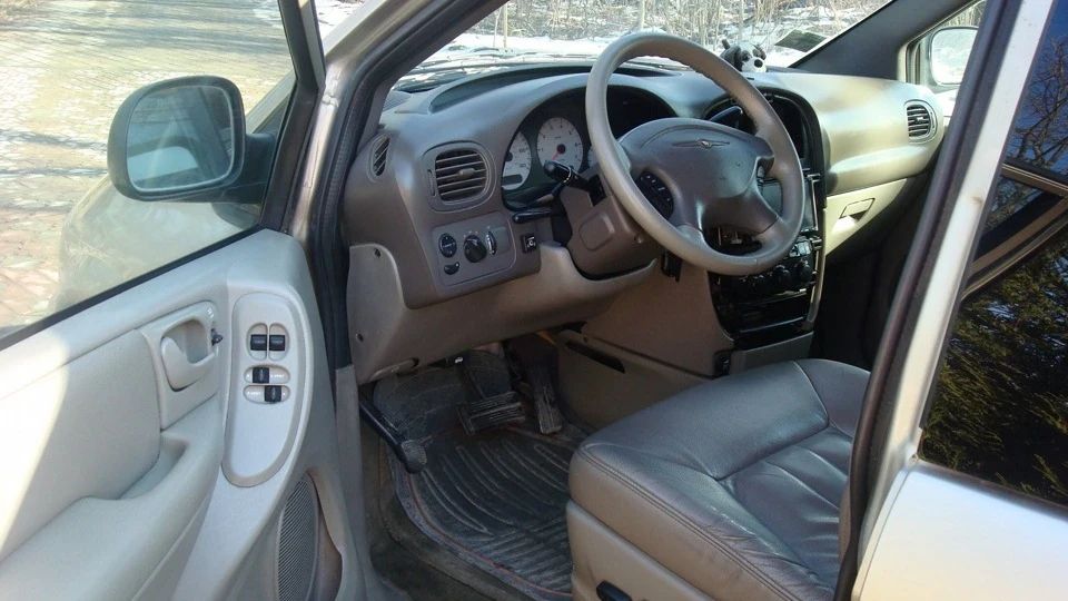 Chrysler Town and Country Ластівка 4