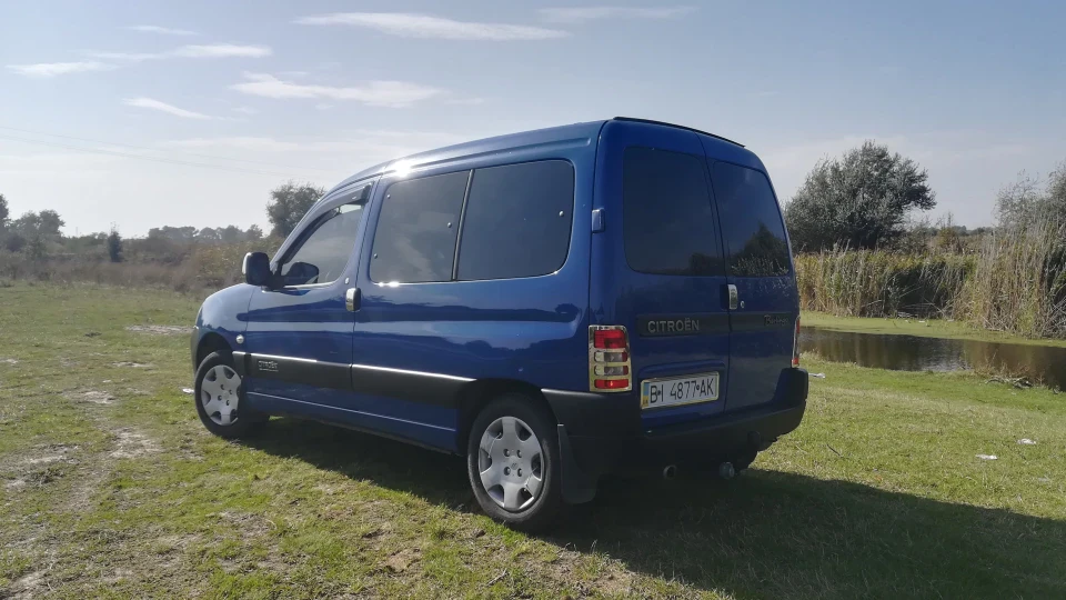 Citroen Berlingo Poupée bleue