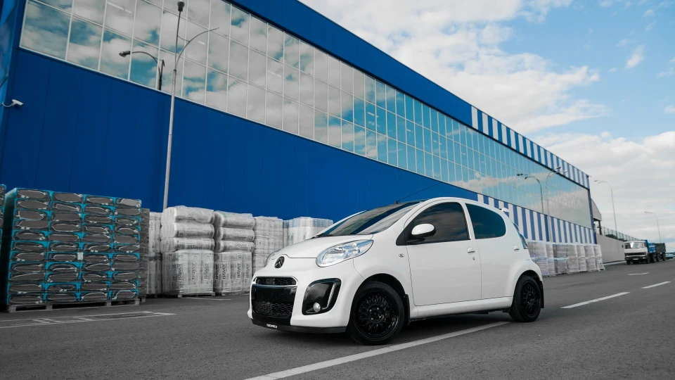 Citroen C1 White vs Black 2