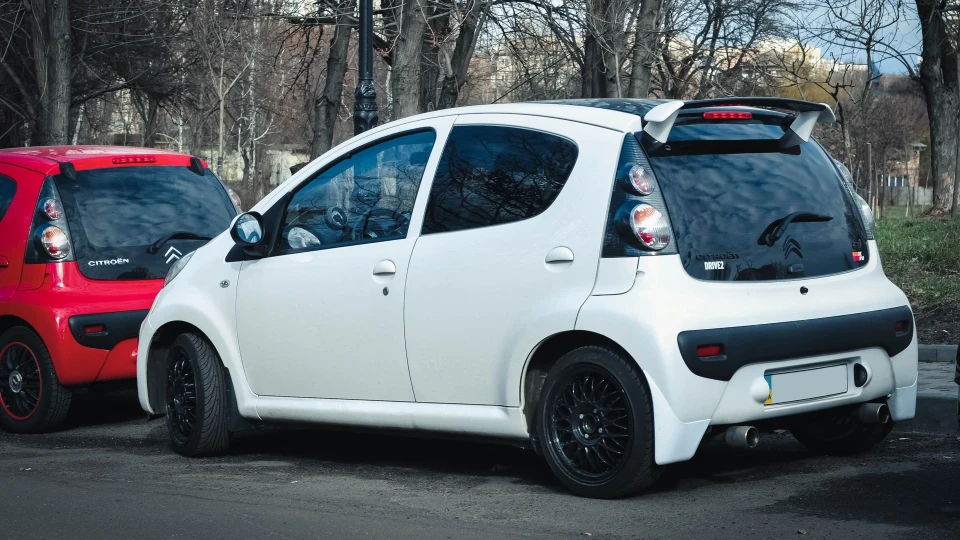 Citroen C1 White vs Black 3