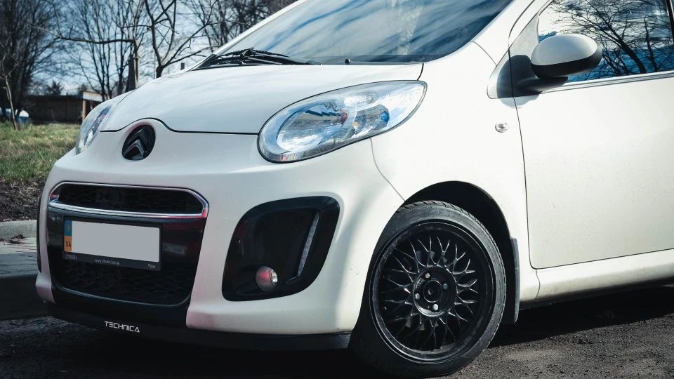 Citroen C1 White vs Black 4