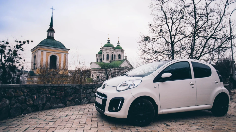 Citroen C1 White vs Black 5