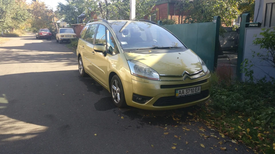 Citroen C4 Picasso Жовто-золотий 2.0 бенз 2
