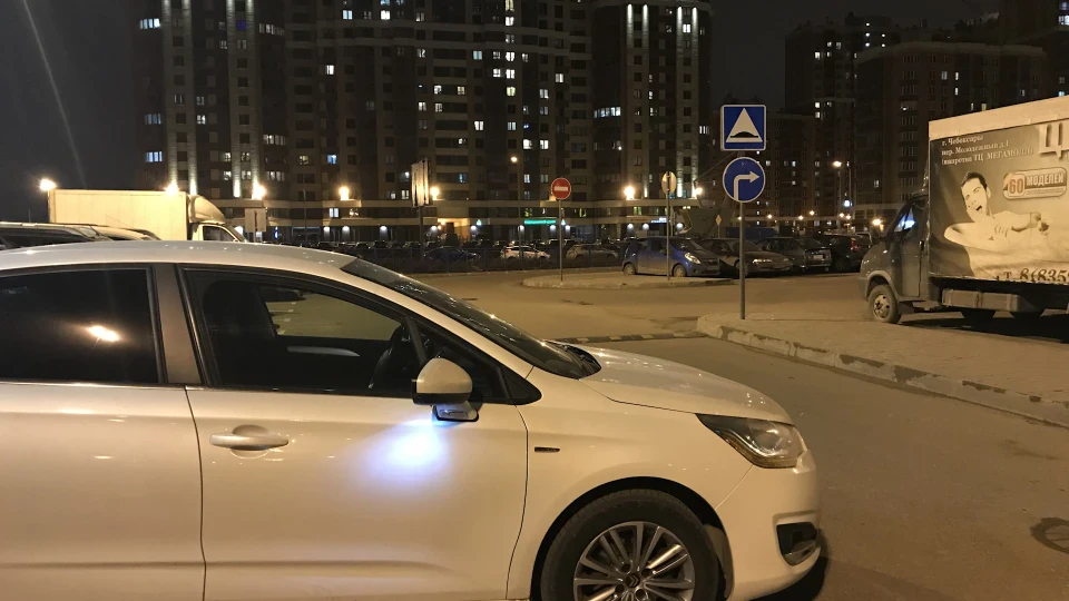 Citroen C4 Перламутровий седан 4