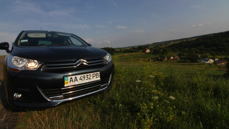 Citroen C4 Синячок.