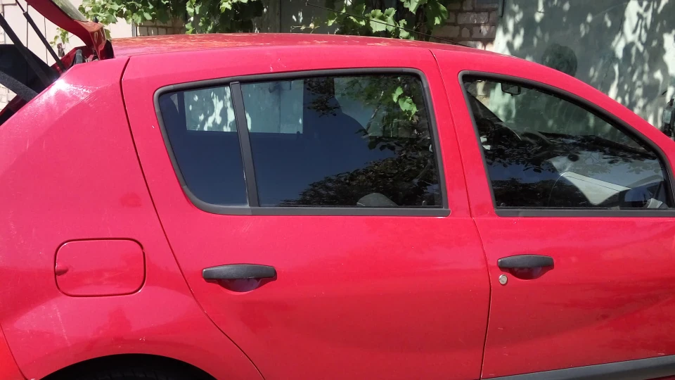 Dacia Sandero Червона машина 2