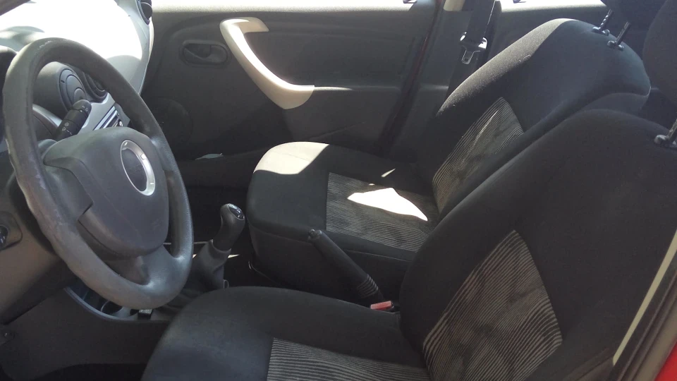 Dacia Sandero Червона машина 3