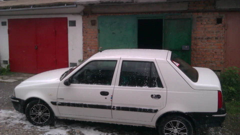 Dacia Solenza ) 2