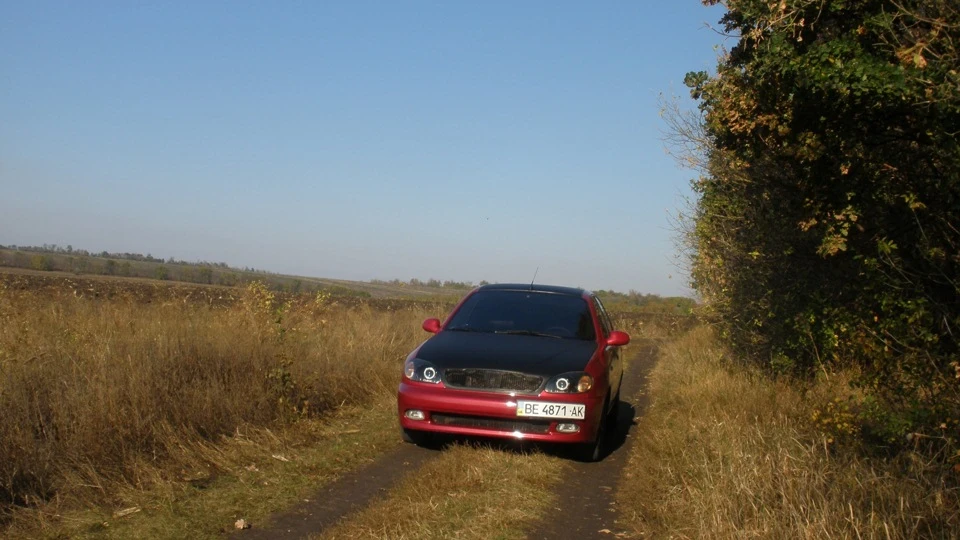 Daewoo Lanos Red & Black 4