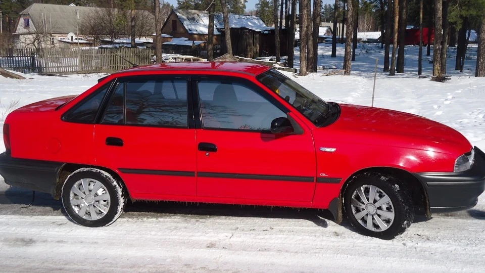 Daewoo Nexia Яскраво червона 4