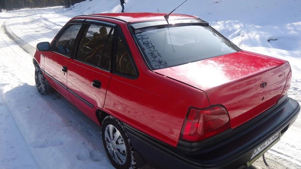 Daewoo Nexia Яскраво червона 5