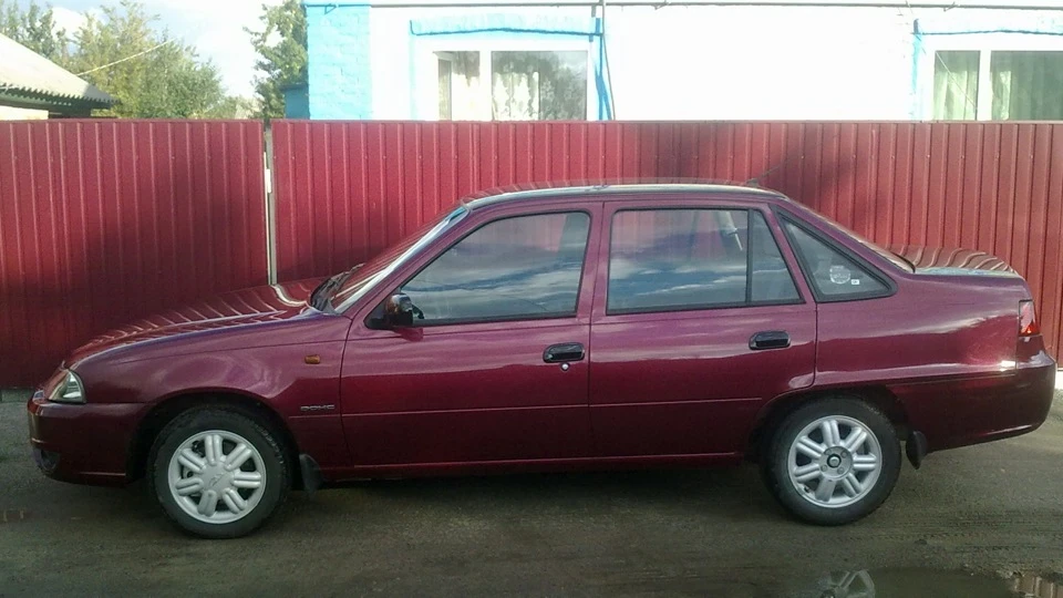Daewoo Nexia Темно червона