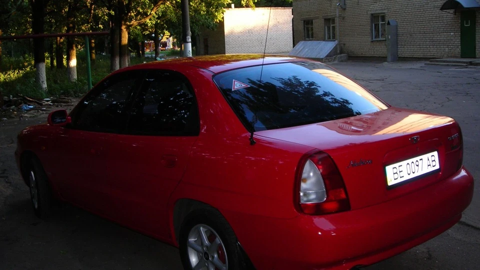 Daewoo Nubira Червона