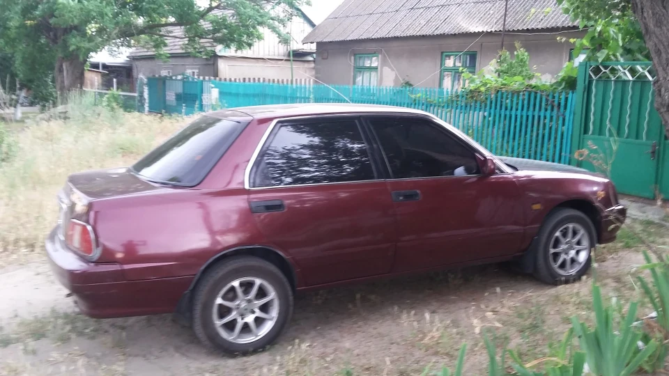 Daihatsu Applause типу седан 3