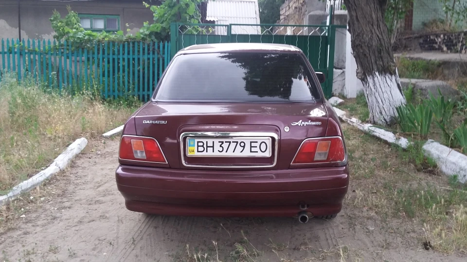 Daihatsu Applause типу седан 4