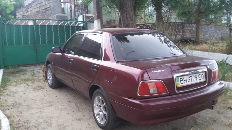 Daihatsu Applause типу седан 5