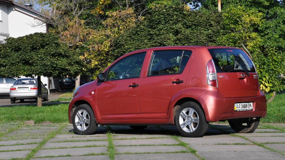 Daihatsu Sirion Розі 2