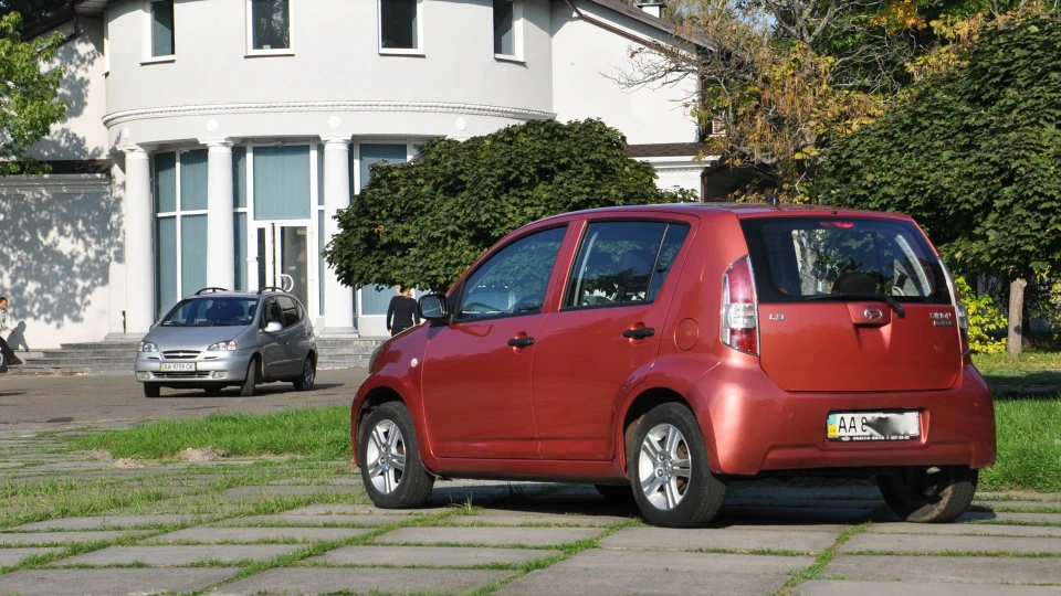Daihatsu Sirion Розі 3