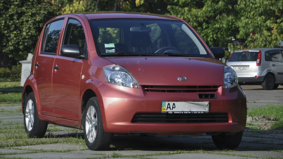 Daihatsu Sirion Розі 4