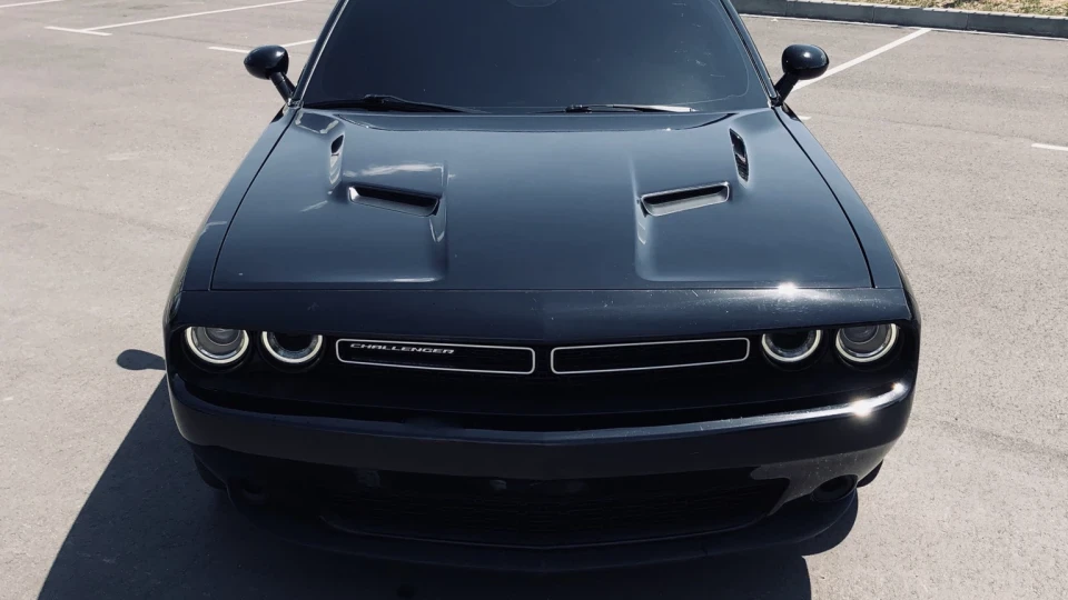 Dodge Challenger Не відро з болтами.