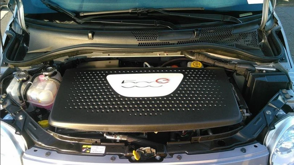 FIAT 500E EV Іде до мене морем...