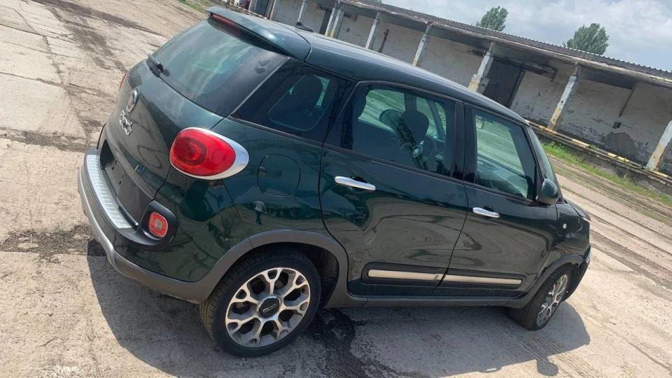 FIAT 500L зелений металлик 2