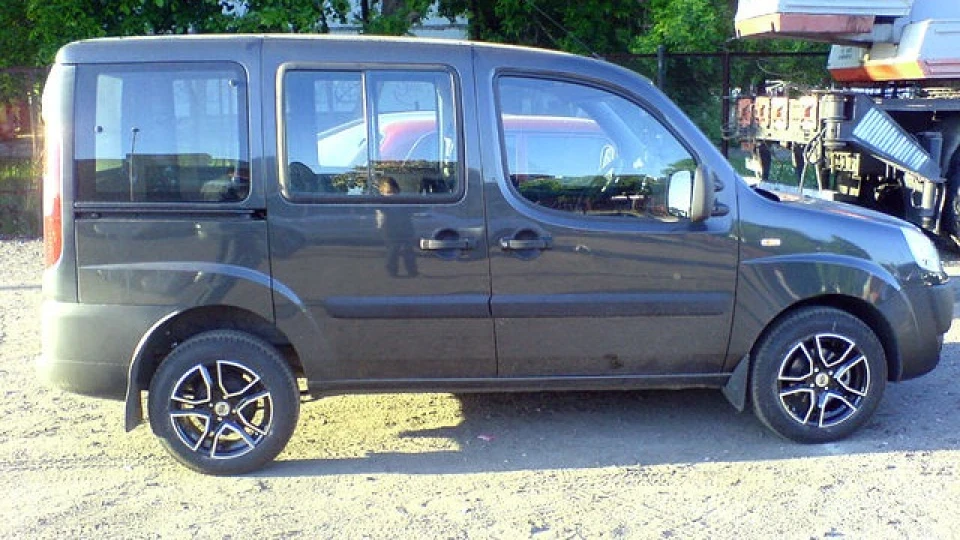 FIAT Doblo чорний металік 2