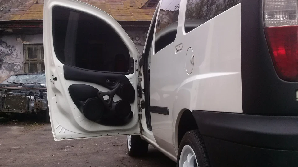FIAT Doblo ГУЧНИЙ 3