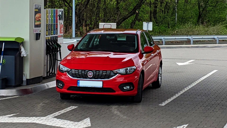 FIAT Tipo (2015) червоний пастель