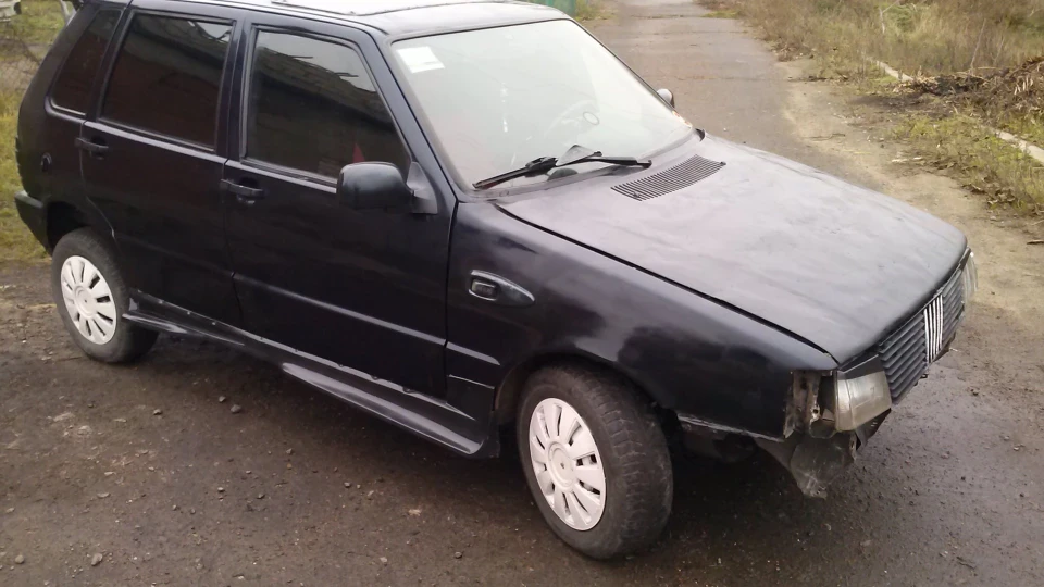 FIAT Uno 1.5)))