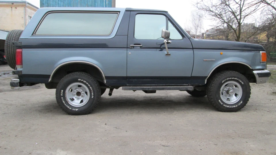 Ford Bronco V8 2