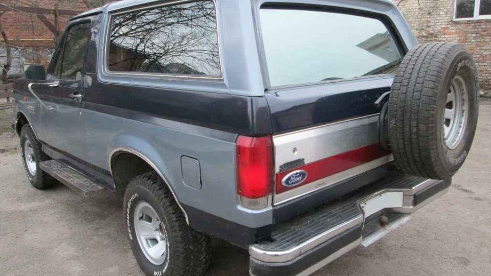 Ford Bronco V8 3