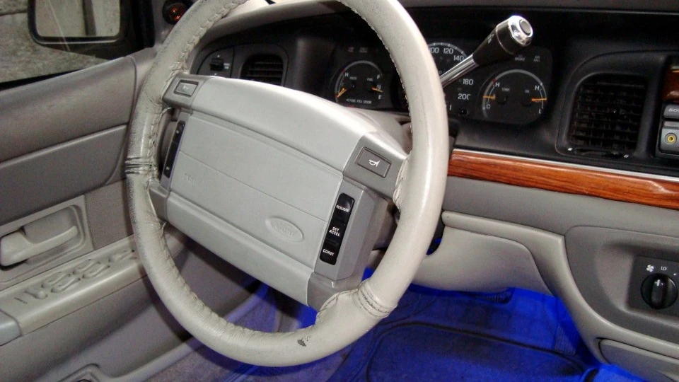 Ford Crown Victoria біла мрія
