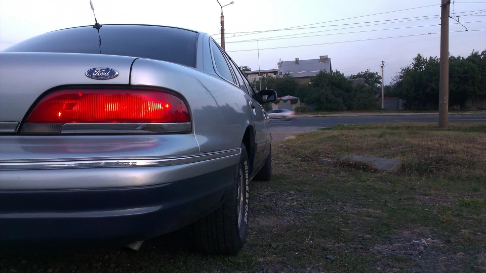 Ford Crown Victoria LX 2