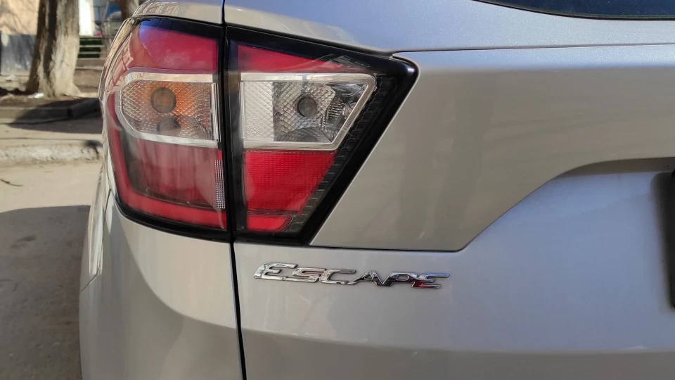 Ford Escape 2.5 ГБО сріблястий брут 2