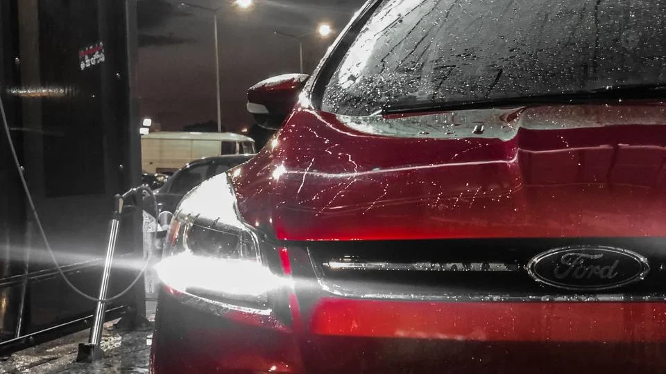 Ford Escape Червоний перламутр , 2.0