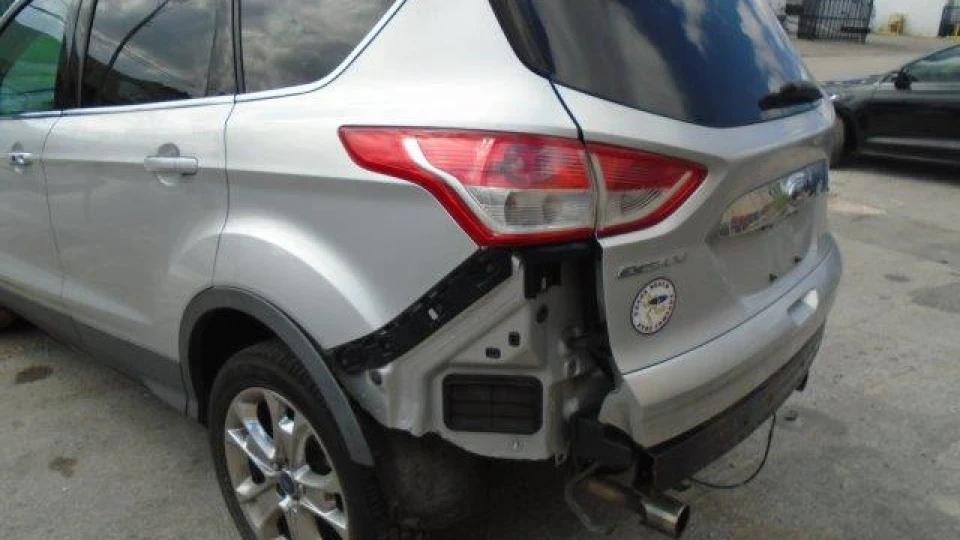 Ford Escape сріблястий металік 2.0 5
