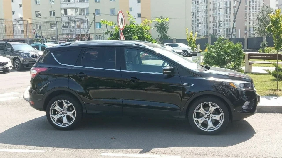 Ford Escape заряджена півторашка