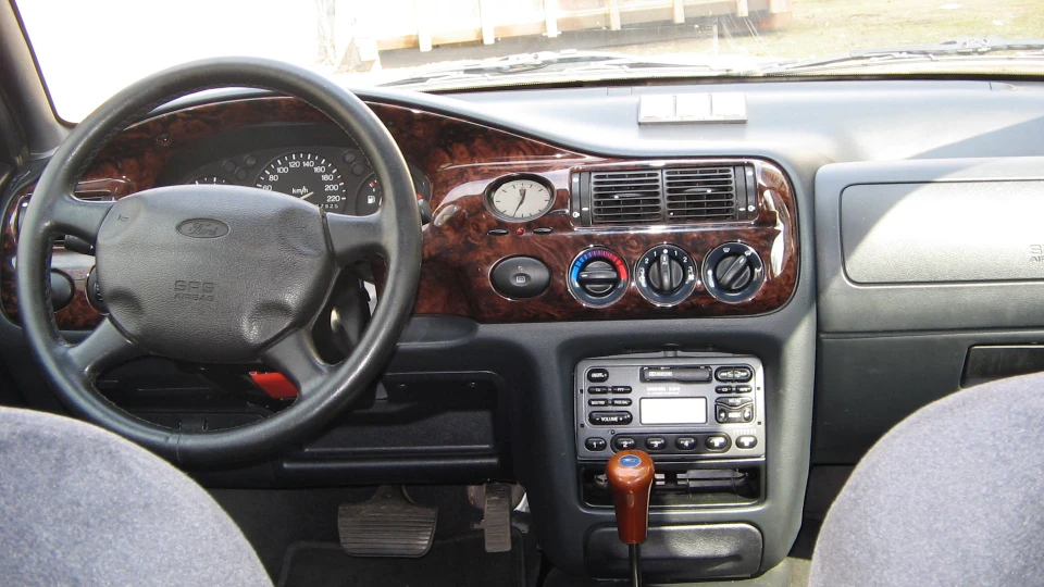 Ford Escort 1.6 16V CVT 2