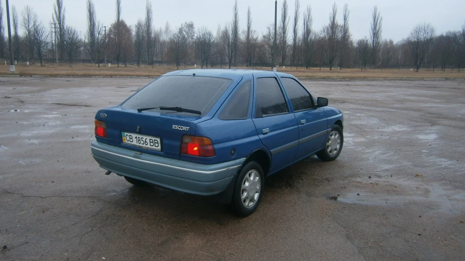Ford Escort 1.6i 3