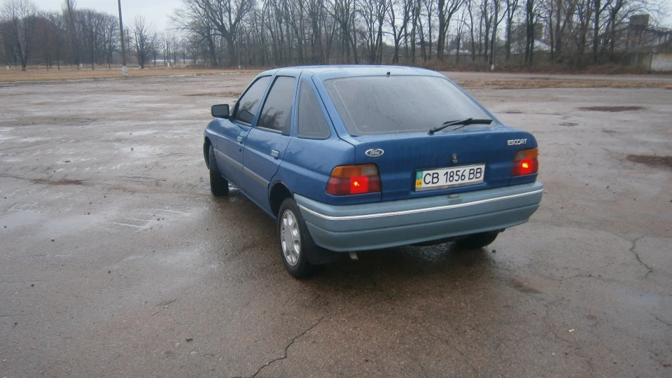 Ford Escort 1.6i 4
