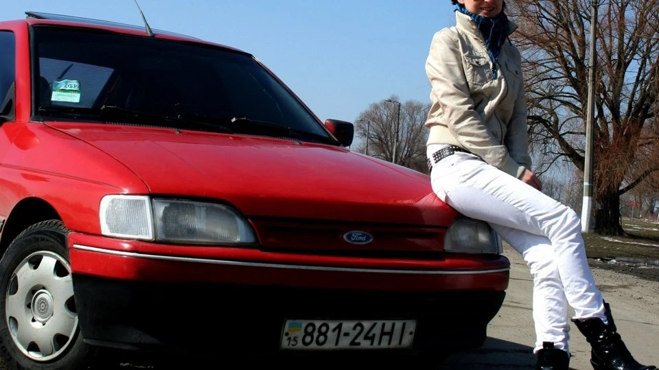 Ford Escort 1,6i 3