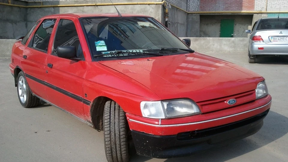 Ford Escort 1,6i 4