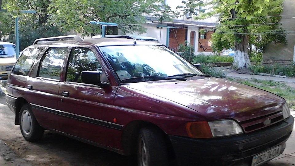 Ford Escort 1.8д вишневий універсал