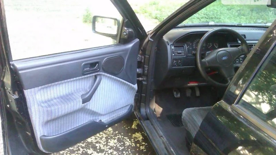 Ford Escort Black CLX 2
