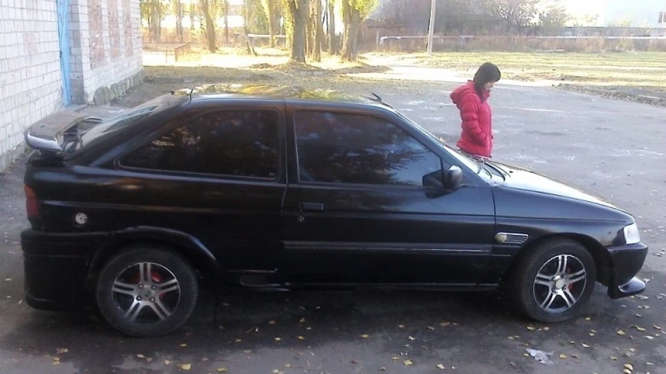 Ford Escort BlackBlackRed 2