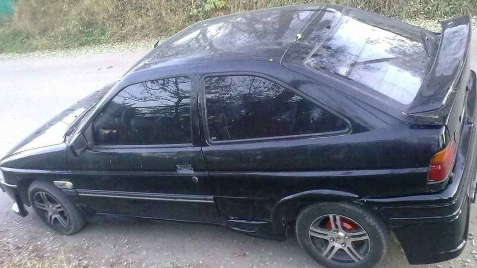 Ford Escort BlackBlackRed 4