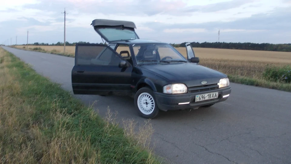Ford Escort чорний яD 3